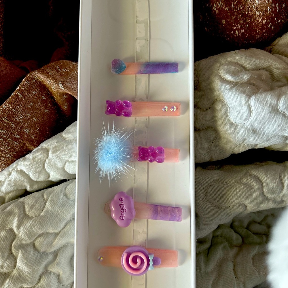 Press on nails